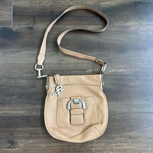 B Makowsky Westbourne Tan Pebbled Leather Saddle Bag Crossbody Buckle Purse EUC